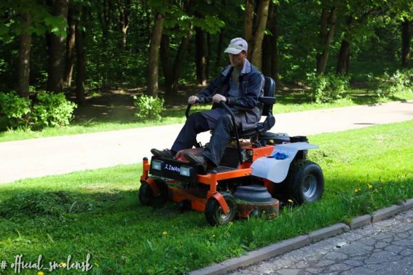 В Смоленске новая газонокосилка «Зеленстроя» намного быстрее стрижет газоны