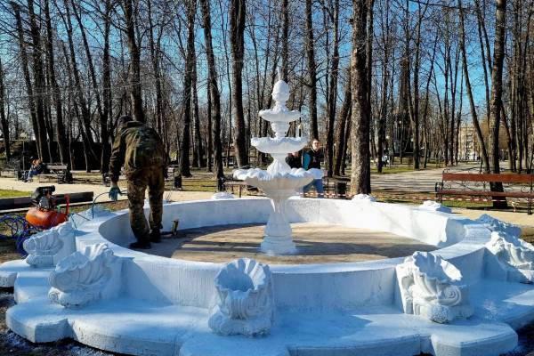 Подготовка смоленских фонтанов к лету идет полным ходом