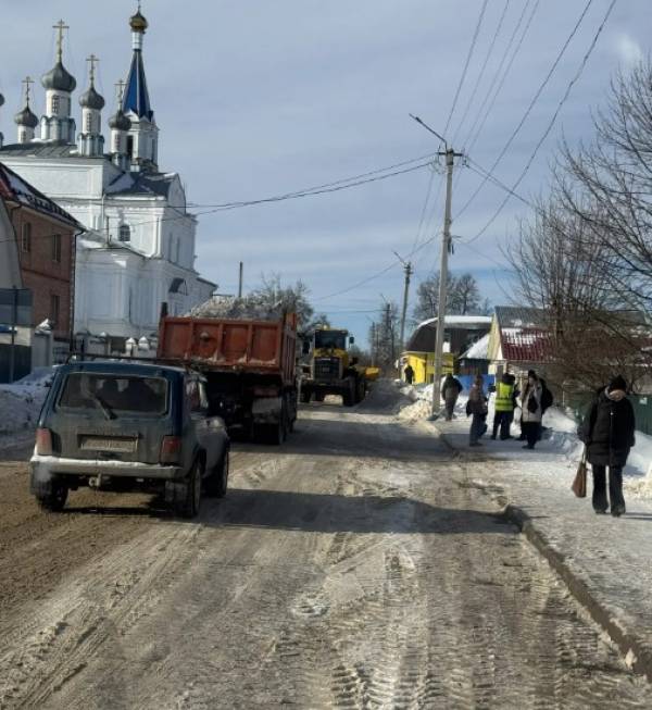 В Рославльском округе системно продолжается работа по уборке снега