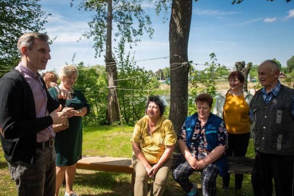 Василий Анохин на месте обсудил с жителями Ельни конкретные проблемы