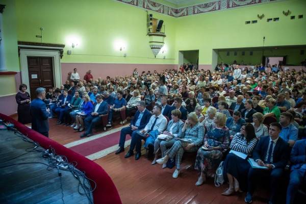 Врио Губернатора Смоленской области Василий Анохин провел открытую встречу с жителями Сафоновского района