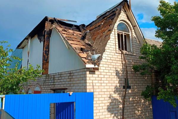 Жилой дом горел среди бела дня в Рославле