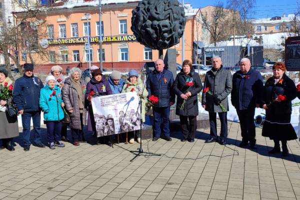 Мемориальная акция в Смоленске в честь Международного дня освобождения узников концлагерей