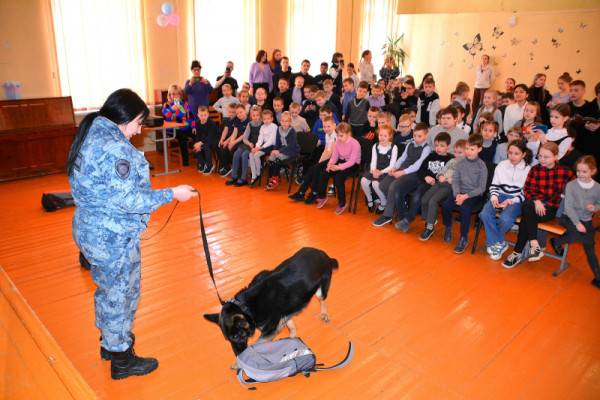 В школе юные смоляне смогли узнать о профессии полицейского-кинолога