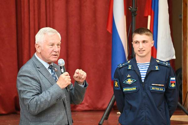 В Смоленске единороссы организовали встречу студентов с участниками боевых действий