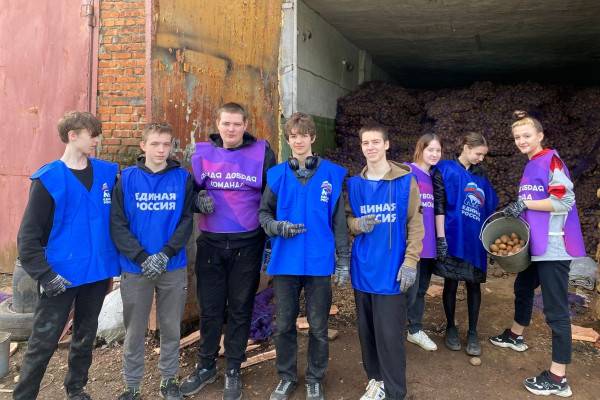 Более 20 тонн картофеля передают землякам на передовую рославльские предприниматели