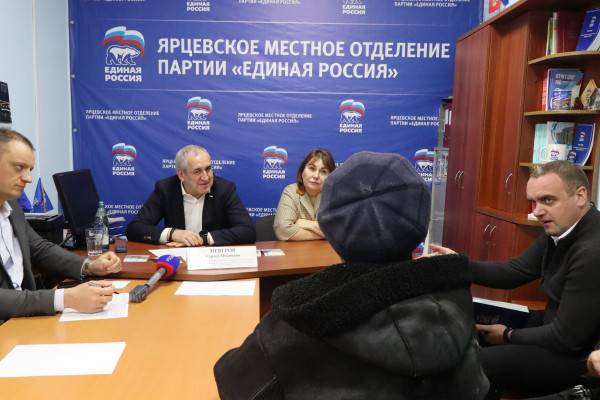Сергей Неверов провёл приём граждан в Ярцевском районе