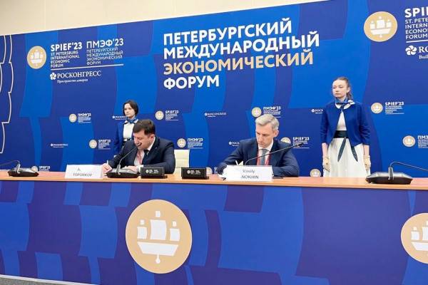 Василий Анохин и руководство Смоленского авиазавода подписали соглашение о расширении производства 