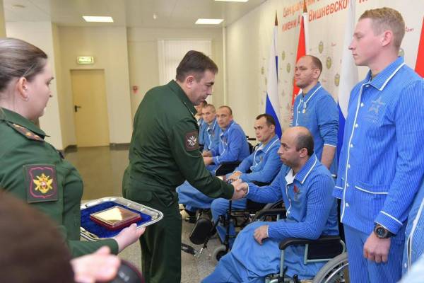 Начальник штаба материально-технического обеспечения ВС РФ вручил госнаграды участникам СВО