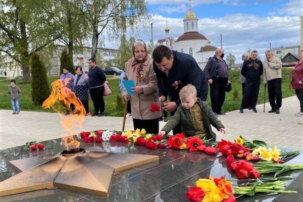 Игорь Ляхов вместе с семьей почтил память героев Великой Отечественной войны в деревне Рыбки