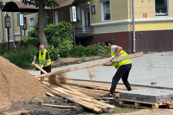 Василий Анохин проверил ход реконструкции улицы Октябрьской революции в Смоленске