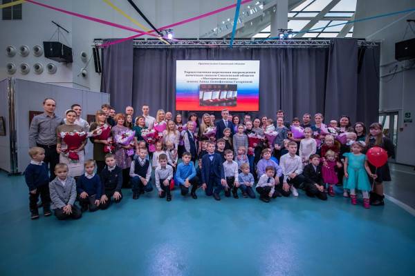 Василий Анохин наградил 15 смолянок почетным знаком «Материнская слава»