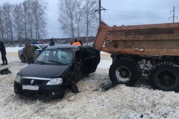В Духовщинском районе произошла авария с участием трёх автомобилей