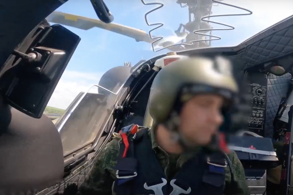 Экипаж вертолёта Ка-52М успешно поразил подразделения ВСУ в зоне СВО