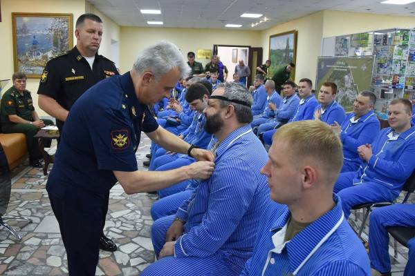 Участникам СВО, прошедшим переподготовку, вручили госнаграды и жилищные документы