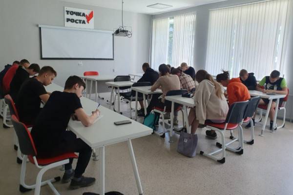 Ученики Краснинской средней школы написали письма бойцам в зону СВО