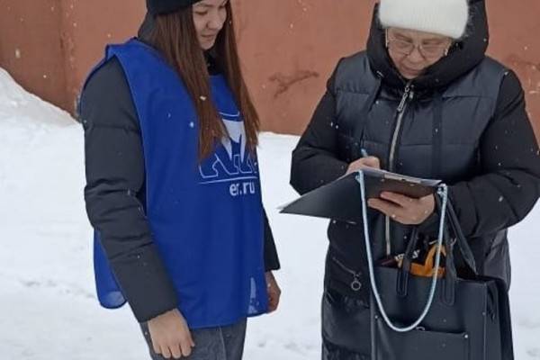 Кардымовские волонтеры проводят сбор писем для бойцов СВО