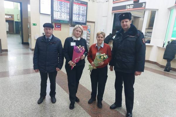 Полиция и Общественный совет поздравили женщин с 8 марта на вокзале