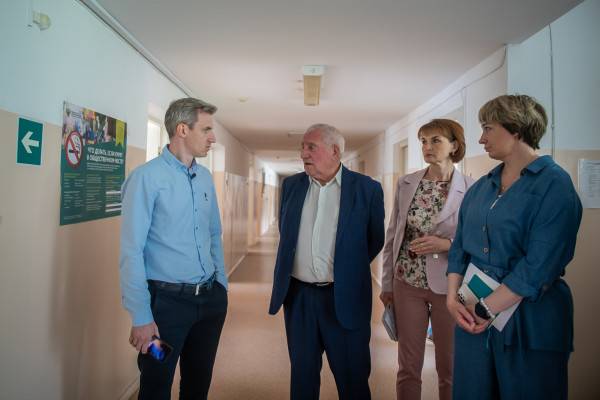 Василий Анохин поручил до конца года дооснастить Глинковское отделение Ельнинской ЦРБ аппаратом ЭКГ