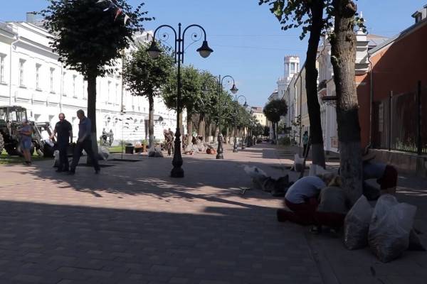 В городе Смоленске активно продолжается масштабное освежение и улучшение улицы Маяковского.