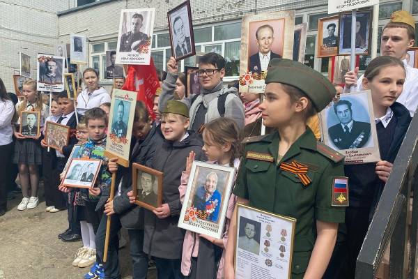 Школьники Смоленска приняли участие в акции «Бессмертный полк»