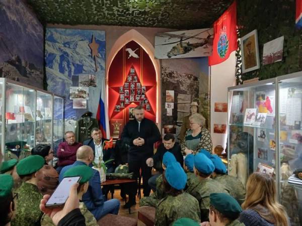 Нам дороги эти позабыть нельзя