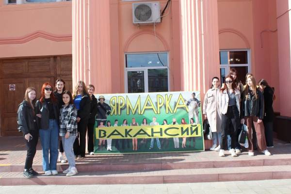 В Рославле прошел первый этап Всероссийской ярмарки трудоустройства, который предоставил множество возможностей для поиска работы