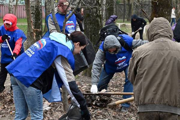 В Смоленске на улице Попова единороссы привели в порядок территорию образовательного учреждения 