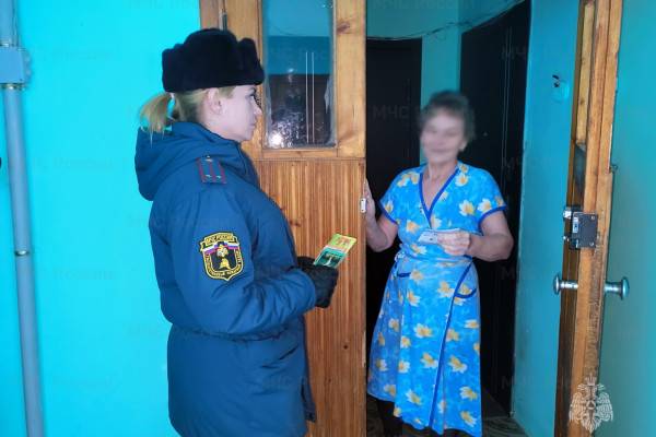 Сотрудники МЧС напомнили смолянам о правилах безопасности в быту Сотрудники МЧС напомнили смолянам о правилах безопасности в быту