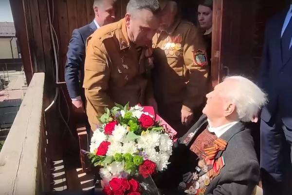 Военные полицейские ЦВО поздравили ветерана ВОВ с наступающим Днем Победы