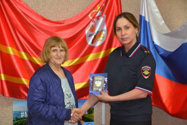 В Смоленске вручили российские паспорта жителям, прибывшим из ДНР и ЛНР