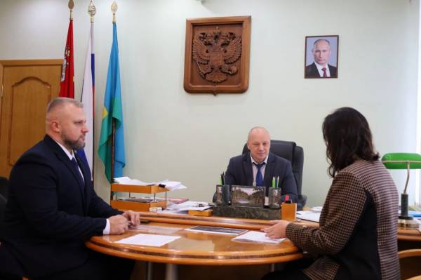 Молодой специалист начинает стажировку у главы Рославля