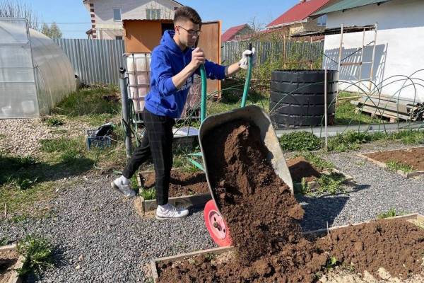 Единороссы в первомайские праздники помогают семьям мобилизованных и поздравляют ветеранов труда