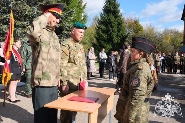 В Смоленске росгвардейцы приняли торжественную клятву у воспитанников Кадетского корпуса В Смоленске росгвардейцы приняли торжественную клятву у воспитанников Кадетского корпуса