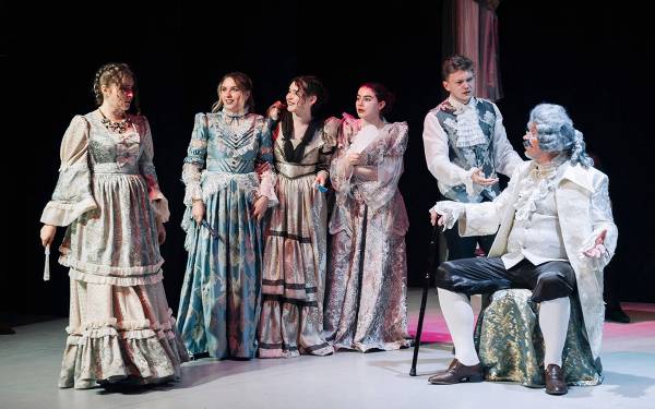 Сердца десногорских зрителей завоевал Народный театр «Зеркало»