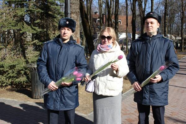 Судебные приставы Смоленска поздравили женщин с 8 Марта