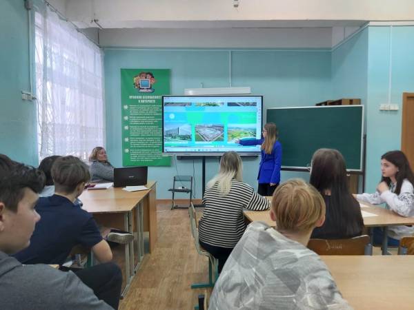На профориентационных занятиях по внутреннему туризму со школьниками