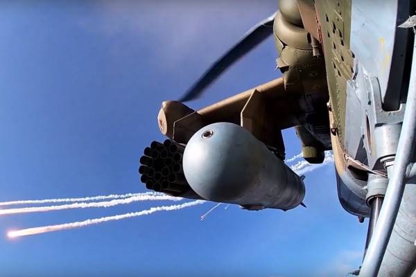 Экипажи боевых вертолетов Ми-28 нанесли ракетный удар по пункту управления и бронетехнике противника