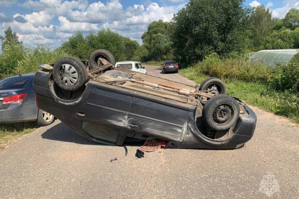 В Гагаринском районе опрокинулся автомобиль Renault Logan