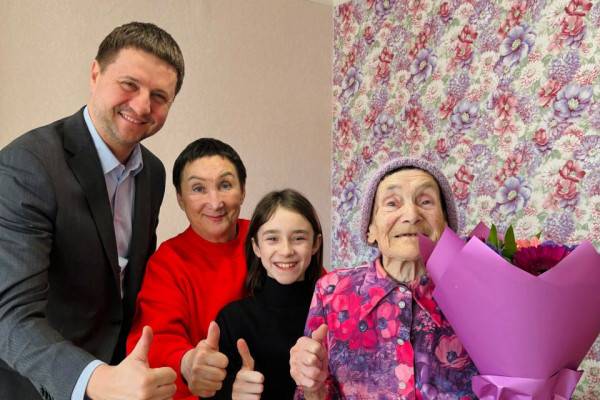 Люди старшего возраста из Смоленска участвуют в голосовании на выборах президента