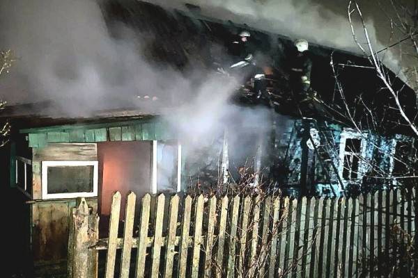 В Рославле в результате пожара частично выгорел частный жилой дом