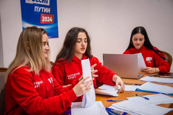 В Смоленске открылся избирательный штаб Владимира Путина