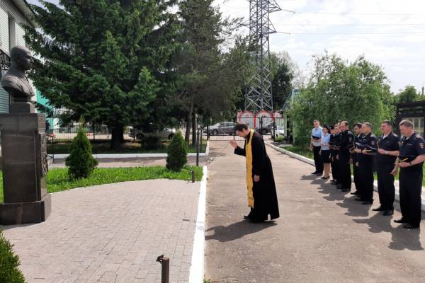 Смоленские транспортные полицейские почтили память погибших при исполнении служебного долга сотрудников 