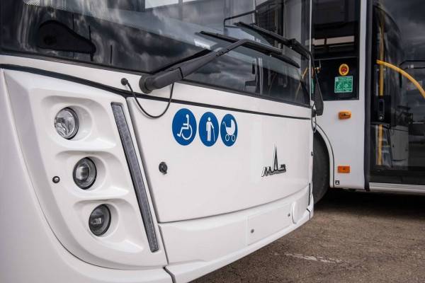 Василий Анохин поздравляет работников автомобильного и пассажирского транспорта