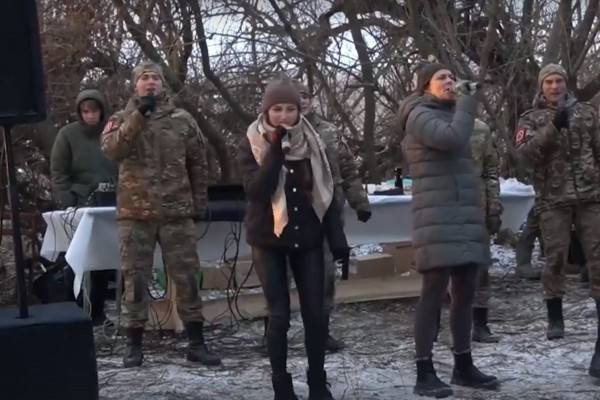 Заслуженная артистка РФ Юлия Чичерина выступила для военнослужащих ЦВО
