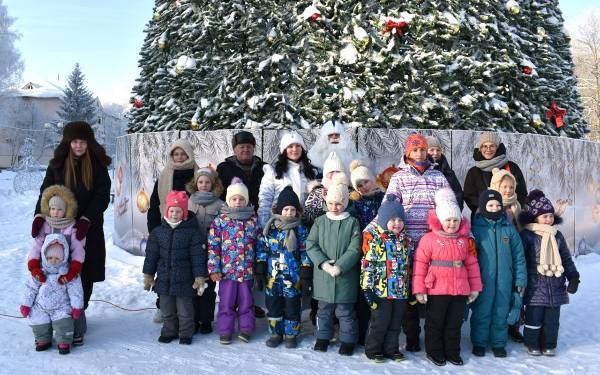 Теплое прощание с Новым годом: яркое завершение зимних праздников для детей и родителей