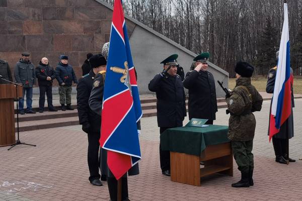 В Смоленске пограничники-контрактники приняли присягу