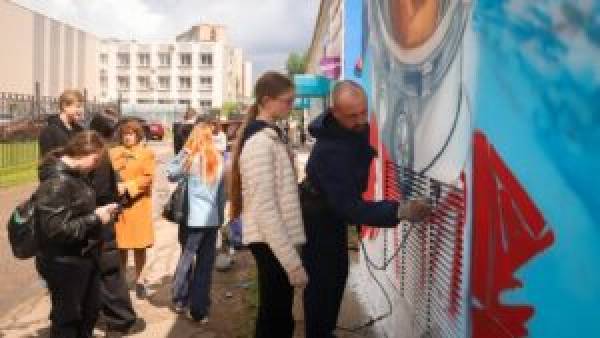 Будущие энергетики прикоснулись к истории на мурале с портретом первого космонавта