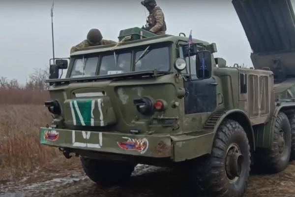 Российские бойцы расчета РСЗО «Ураган» наносят удары по позициям ВСУ