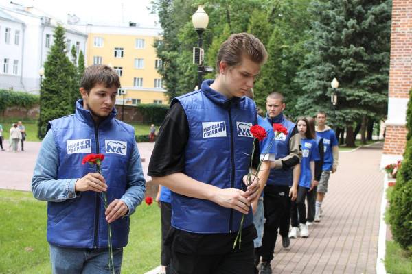 В Смоленске активисты «Единой России» принесли цветы к стеле города-героя Севастополя